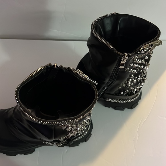 Azalea Wang black boots w/silver chains, faux rhinestones and studs, size 9 / 40 - Picture 9 of 16